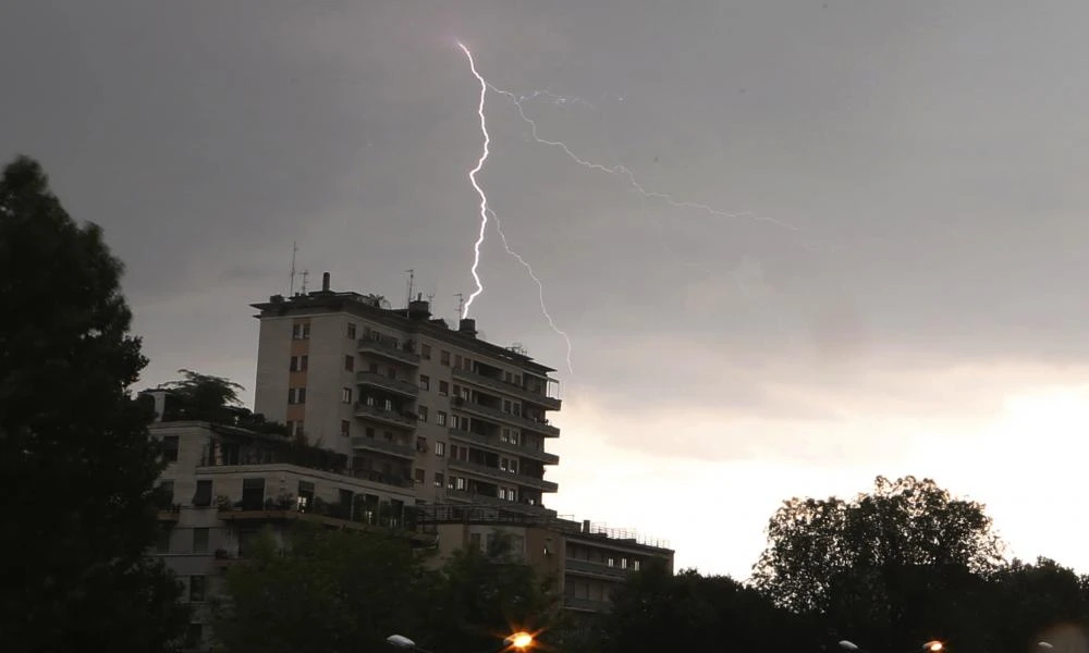 Καταιγίδες και χαλάζι σε Ιόνιο και Δυτική Ελλάδα - «Βούλιαξαν» Κέρκυρα και Γιάννενα – Πάνω από 31.000 κεραυνοί